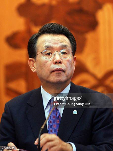 Han Seung-Soo, former foreign minister, attends a high-level expert panel meeting on water and disaster on January 28, 2008 in Seoul, South Korea....