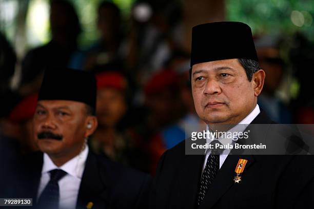 Indonesian President Susilo Bambang Yudhoyono waits for the body of former Indonesian President Suharto to arrive at the funeral January 28, 2008 in...