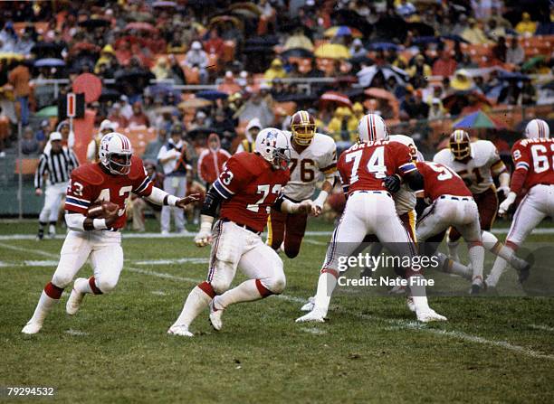 New England Patriots running back Vagas Ferguson carries the football behind the blocking of Hall of Fame guard John Hannah during the Patriots 24-22...