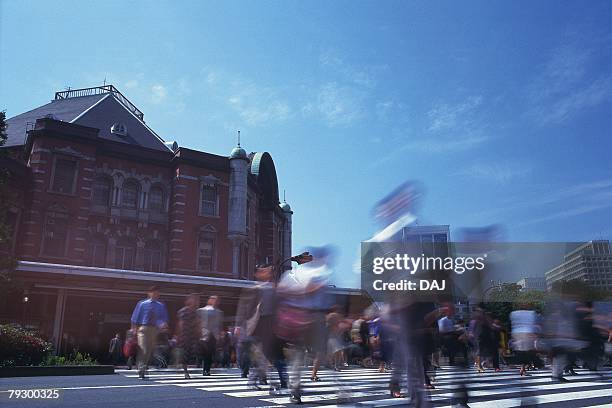 business people crossing at the crosswalk, low angle view, blurred motion, tokyo station, tokyo, japan - tokyo station stock pictures, royalty-free photos & images