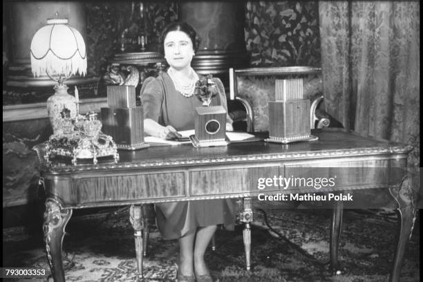 La Reine mère Elizabeth Bowes-Lyon pose à Buckingham Palace, après son message de Noël pour la BBC.