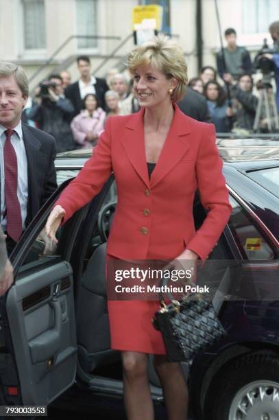 Londres, la Princesse Diana arrive à la réception de l'association pour la lutte contre le SIDA "London Lighthouse".