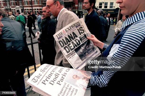 Emotion à Londres après le décès de Diana - Les journaux annoncent la terrible nouvelle du décès de la princesse dans un accident de voiture.