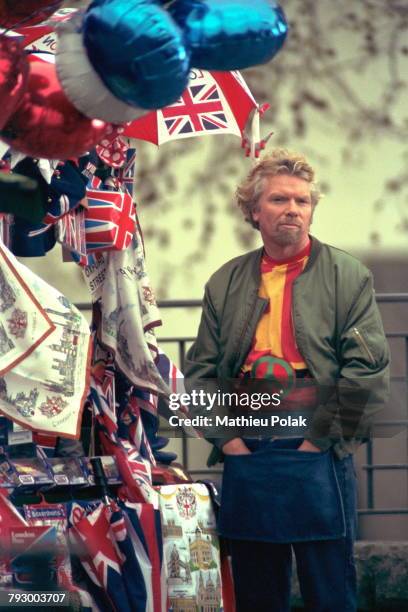 Tournage de la série "Friends" à Londres : Richard Branson, président de Virgin Group, incarne ici un marchand ambulant.