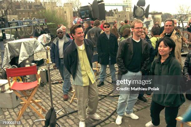 Tournage de la série "Friends" à Londres : au premier plan, l'acteur Matthew Perry et Matt LeBlanc à l'arrière plan, portant des lunettes de soleil.