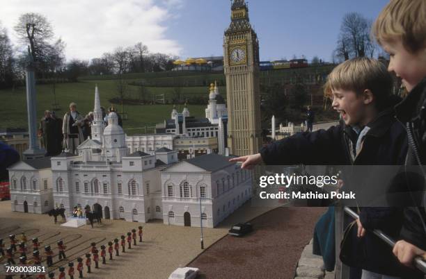 Le parc d'attractions Legoland à Windsor - Reconstitution d'une cérémonie militaire en présence de la reine d'Angleterre.