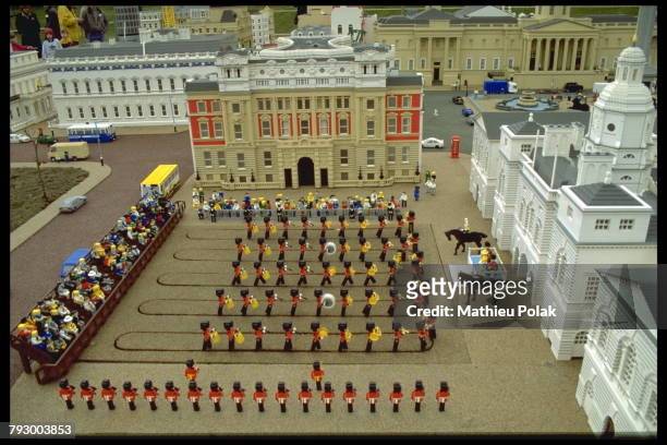 Le parc d'attractions Legoland à Windsor - Reconstitution d'une cérémonie militaire en présence de la reine d'Angleterre.