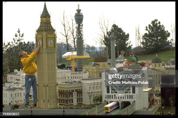 Le parc d'attractions Legoland à Windsor - Victoria Station et Big Ben.