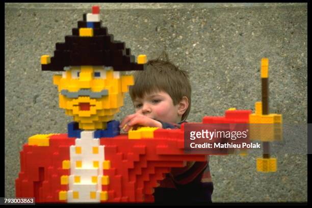 Le parc d'attractions Legoland à Windsor - Enfant derrière un personnage en Lego de sa taille.