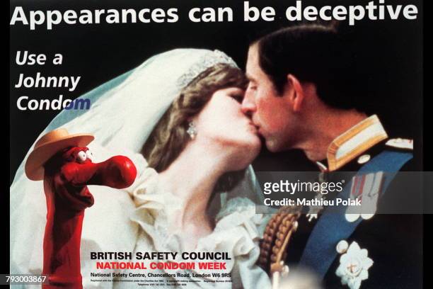 Affiche royale pour le port du préservatif où l'on voit la Princesse Diana et le Prince Charles s'embrasser lors de leur mariage et mentionnnant "les...