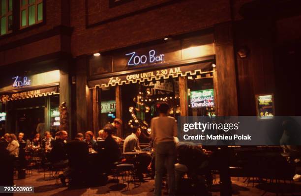 La vie nocturne à Londres - Terrasse de café dans le quartier de Soho.