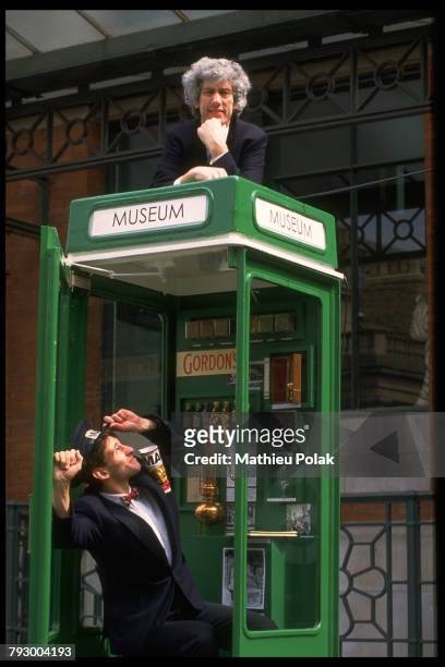Londres, C. Greener est l'un des fondateurs du mini-musée dans une cabine téléphonique.