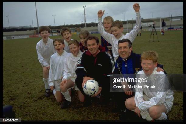 Conférence du Labour party en Ecosse - Tony Blair profite de son voyage en Ecosse pour disputer un match de football avec les enfants d'Inverness.