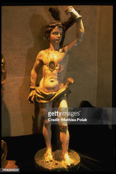 Exposition de reliques dans une galerie d'art à Londres - Statue de St Sébastien censée renfermer un morceau de flèche qui le fit périr.