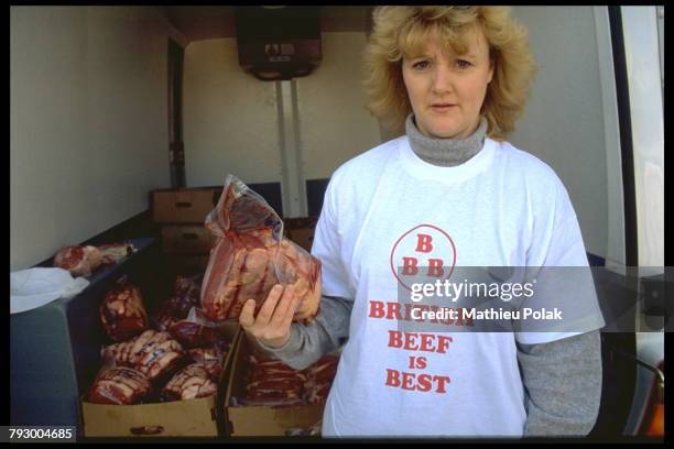 Affaire de la vache folle en Grande-Bretagne - Une fermière portant un t-shirt avec la mention "British Beef is Best".