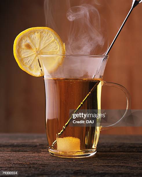 cocktail, hot whiskey toddy, front view, differential focus - hot toddy stockfoto's en -beelden