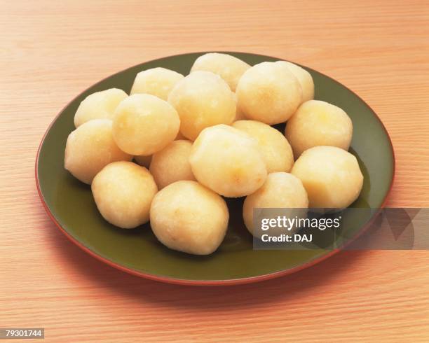 boiled potatoes on plate, high angle view - gekookte aardappel stockfoto's en -beelden