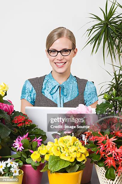 impiegato circondato da piante - capitalismo foto e immagini stock