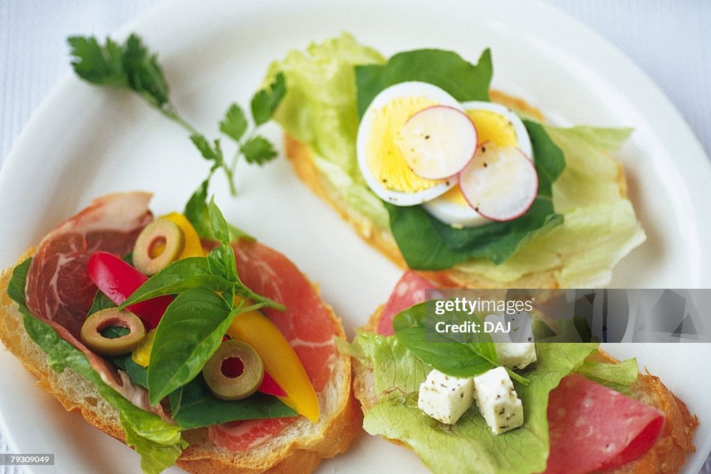Mixed salad on baguette, Differential Focus