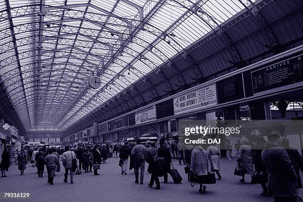 image of a train station in paris with a large group of passengers in it, side view, rear view, paris, france - passenger train stockfoto's en -beelden