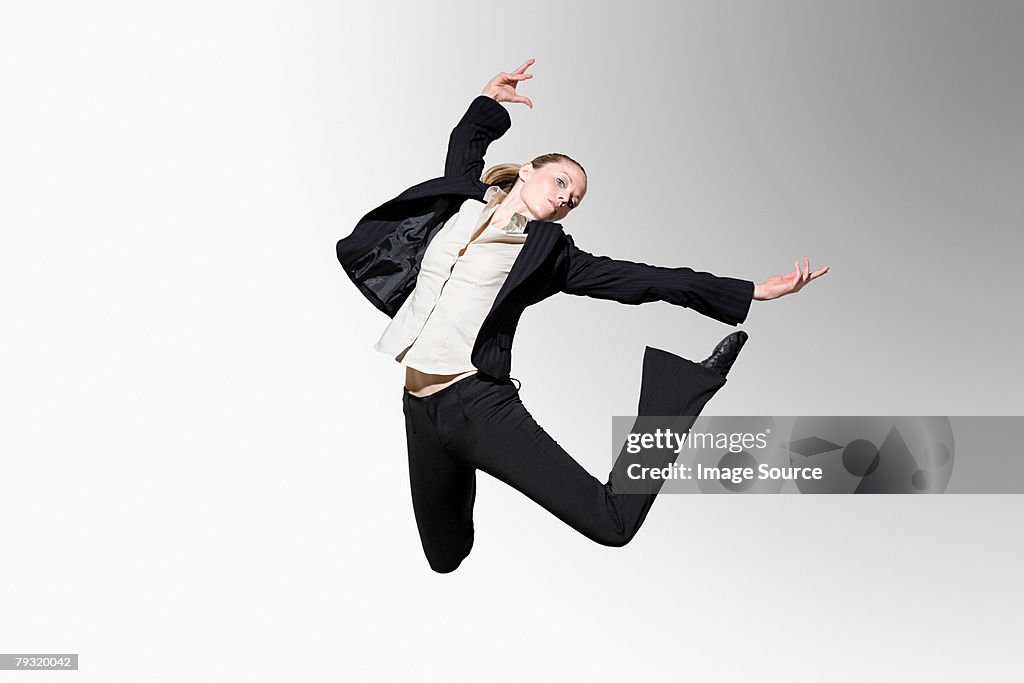 Ein Büroangestellter jumping