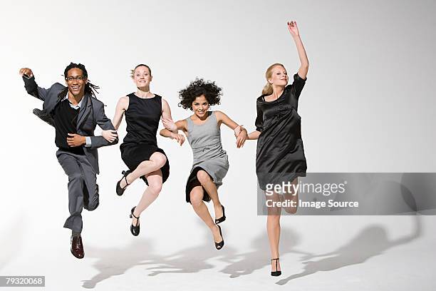 büro arbeitnehmer jumping - geschäftskleidung stock-fotos und bilder