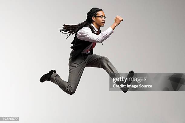 un trabajador de oficina salto - people jumping fotografías e imágenes de stock