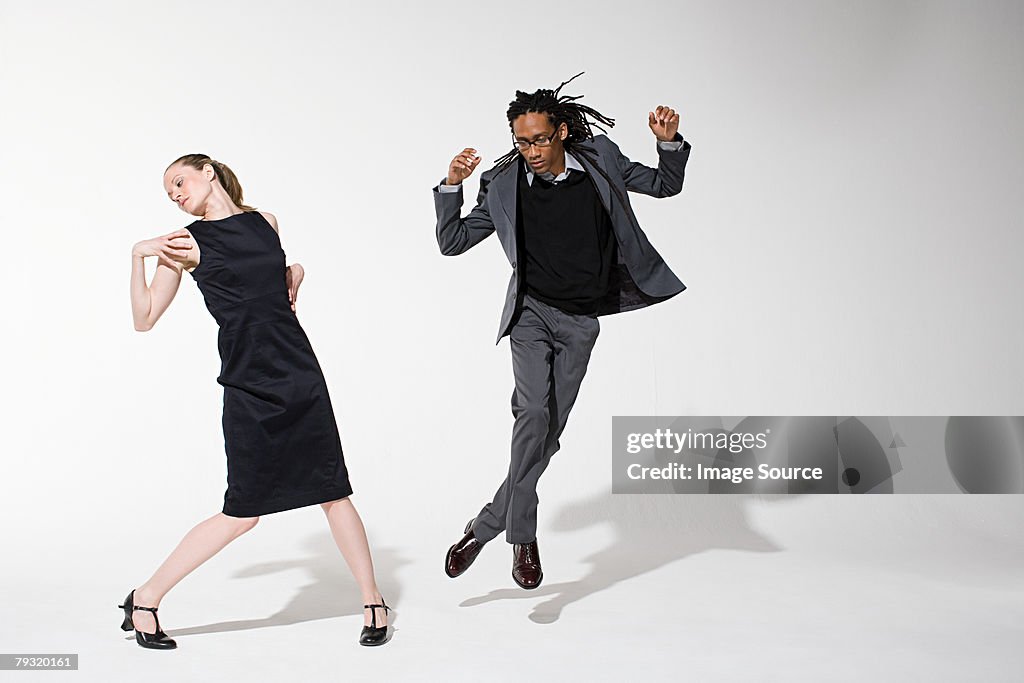 Zwei Büro Arbeitnehmer tanzen