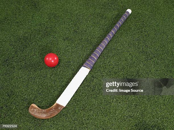 a hockey stick and a ball - hockeystick sportartikelen stockfoto's en -beelden