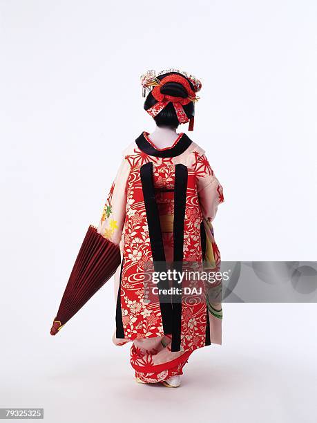 portrait of a kabuki actor acting as female holding an umbrella, rear view - kimono photos et images de collection