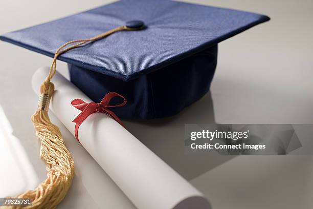 scroll and mortarboard - toque de diplômé photos et images de collection
