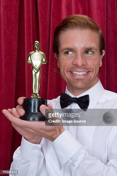 male actor with an award - actor award fotografías e imágenes de stock