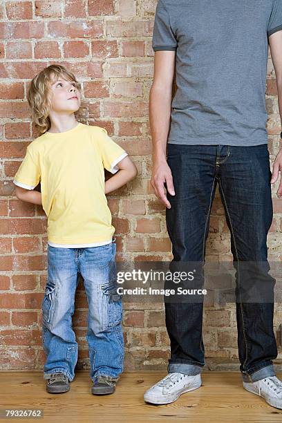 un niño mirando hacia arriba del padre - familia de dos generaciones fotografías e imágenes de stock