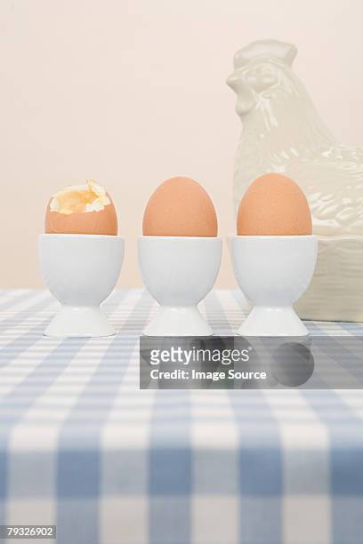 gekochte eier und porzellan-hen - eierbecher stock-fotos und bilder