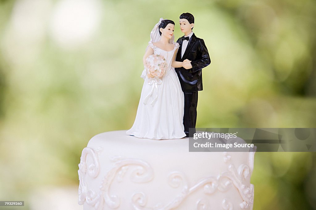 Bride and groom figurines