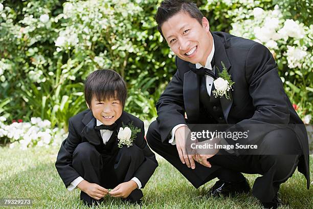 groom and ring bearer - ring bearer stockfoto's en -beelden