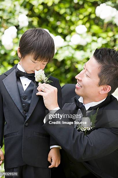 新郎新婦様と少年香りの花 - 花嫁の付き添いの男の子 ストックフォトと画像