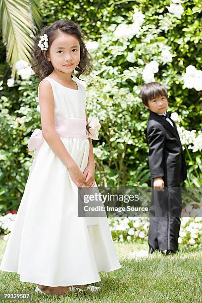 flower girl and ring bearer - ring bearer stockfoto's en -beelden