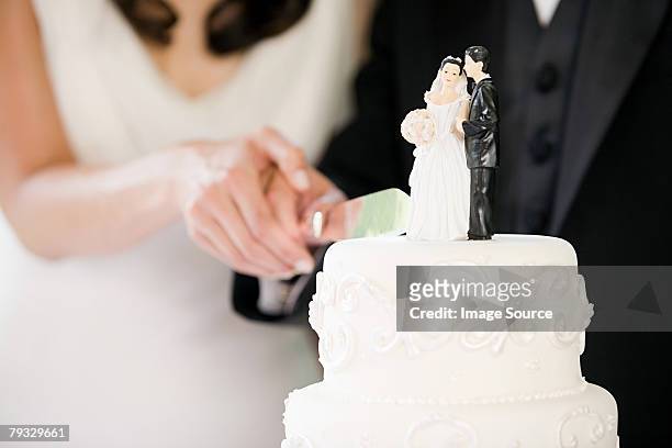 brautpaar schneiden hochzeitstorte - wedding ceremony stock-fotos und bilder