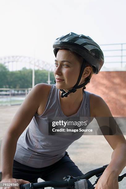 portrait d'un cycliste - sports helmet photos et images de collection