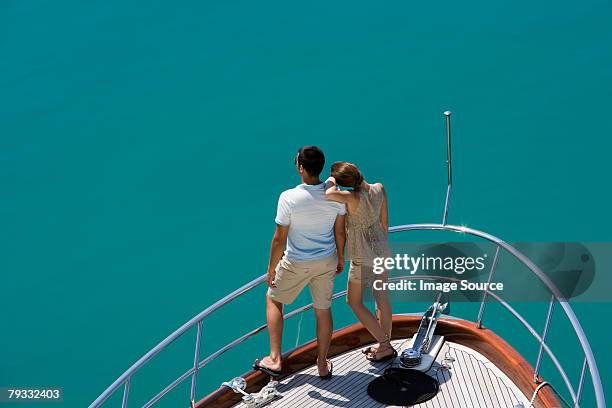 paar auf einer yacht - yacht de luxe stock-fotos und bilder