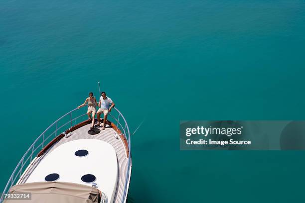 paar auf einer yacht auf das meer - segeljacht stock-fotos und bilder