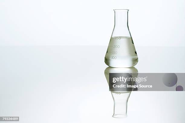 matraz volumétrico - matraz fotografías e imágenes de stock