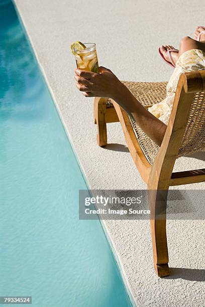 woman by pool with drink - pool refreshment stock pictures, royalty-free photos & images