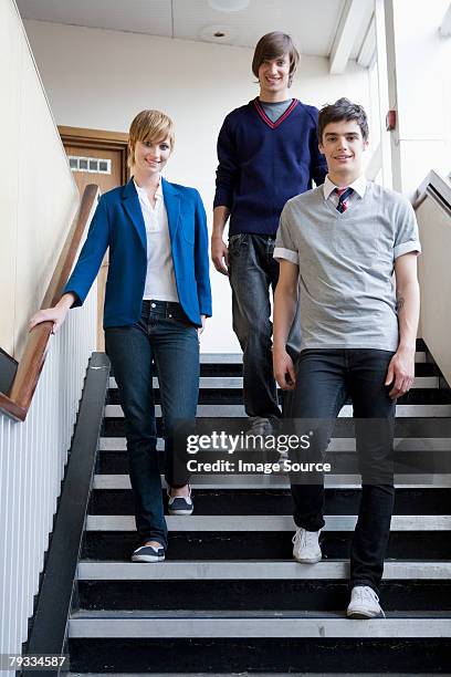 adolescentes caminando por pasos - sólo-grupo-de-adolescentes fotografías e imágenes de stock