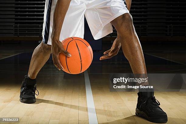 piernas de un jugador de baloncesto - basketball shoe fotografías e imágenes de stock