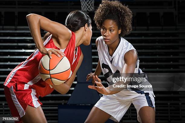 women playing basketball - basketbal teamsport stockfoto's en -beelden