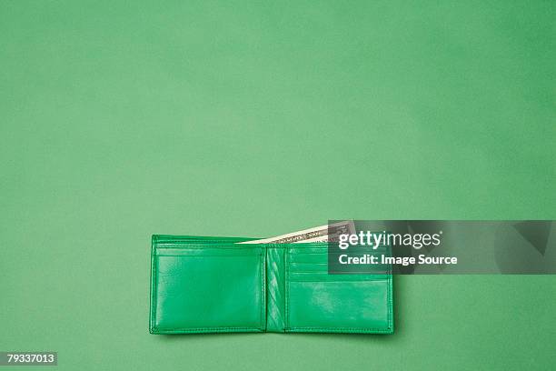 a green wallet - portmonee stock-fotos und bilder