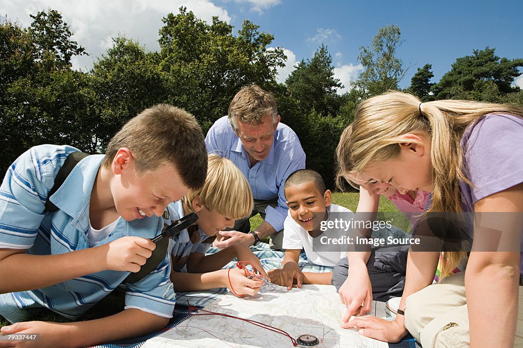 Lehrer und Schüler, Blick in die Karte