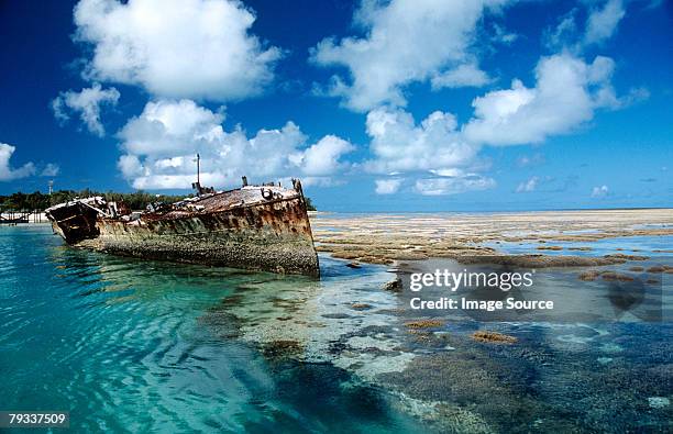 shipwreck on heron island - heron island australia stock pictures, royalty-free photos & images
